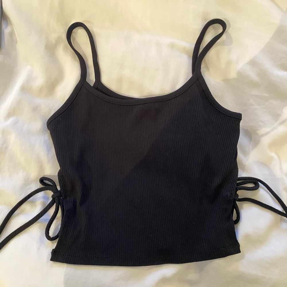 Cropped black tank top